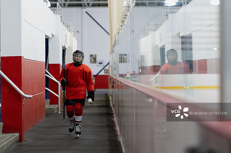 男孩准备练习曲棍球图片素材