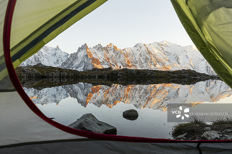 法国日落时分倒映在切塞里湖中的勃朗峰图片素材