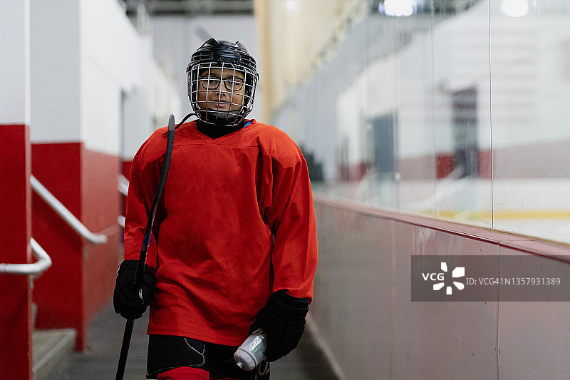 男孩准备练习曲棍球图片素材