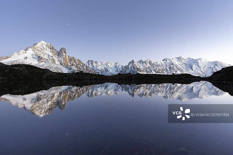 法国谢塞里湖中勃朗峰的黄昏倒影图片素材