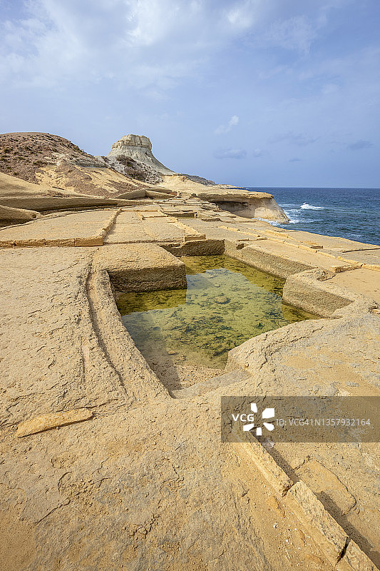 马耳他戈佐岛：Marsalforn的Qolla l-Bajda电池盐池图片素材