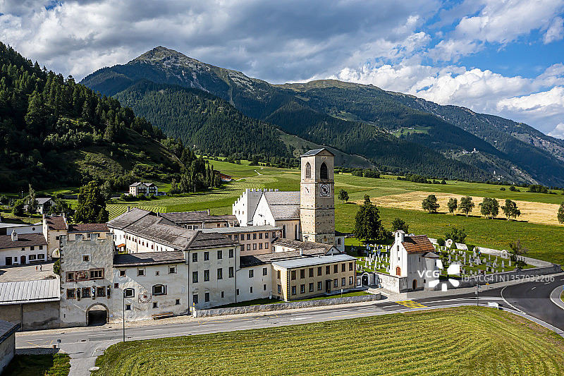 瑞士格里松斯州瓦尔米施泰尔圣约翰本笃会修道院鸟瞰图片素材
