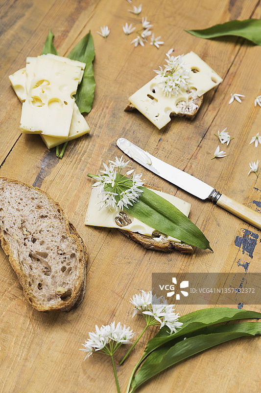 奶酪和野蒜叶花三明治图片素材