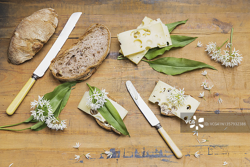奶酪和野蒜叶花三明治图片素材