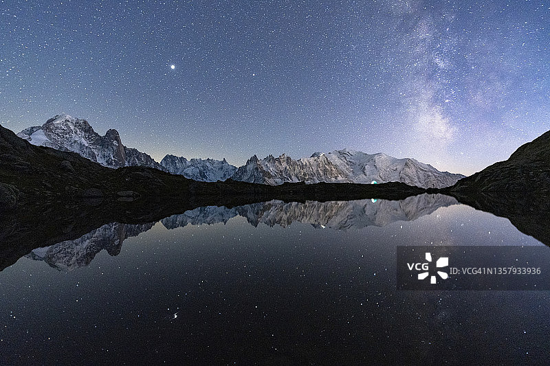 徒步旅行者在法国切斯里湖银河下的帐篷图片素材