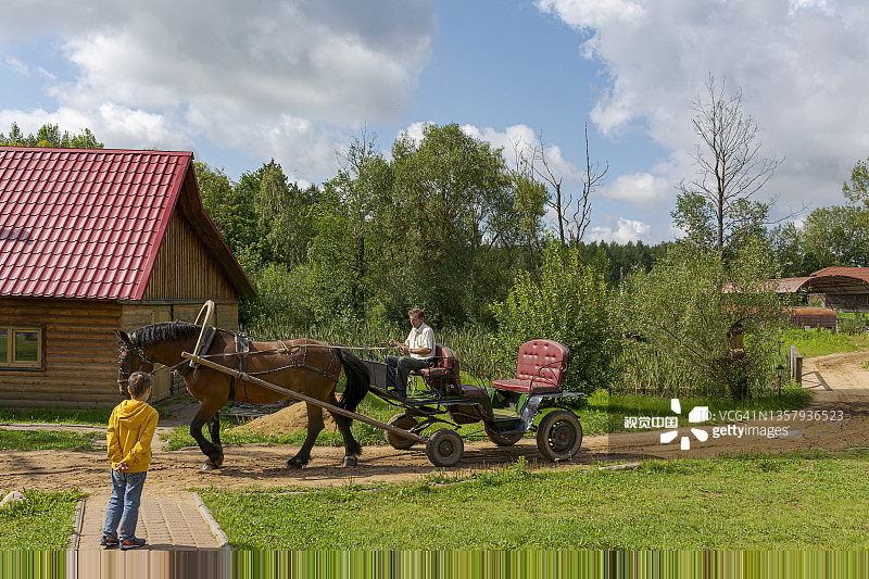 儿童和成人乘坐马车图片素材