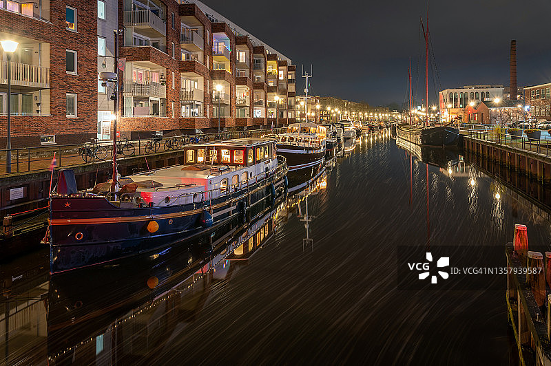 阿默斯福特埃姆河夜景与运河船只图片素材