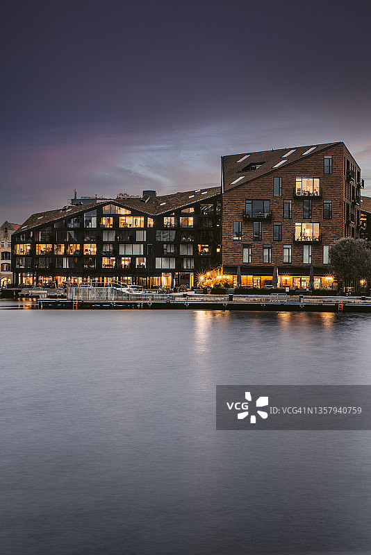 丹麦哥本哈根运河旁的灯光建筑群图片素材