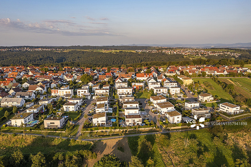 德国巴登-符腾堡巴尔特曼斯魏勒舒尔瓦尔德新区鸟瞰图片素材