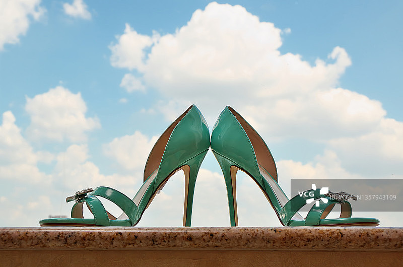 窗台上绿蓝色细高跟鞋图片素材
