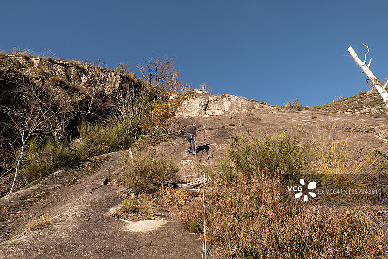 男子登山者准备绳降图片素材