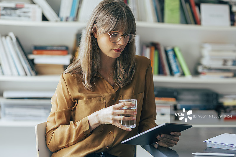 使用平板电脑工作的漂亮女商人图片素材