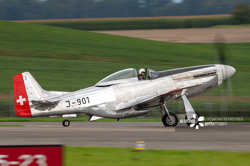 在帕耶讷机场滑行的北美P-51D野马战斗机图片素材