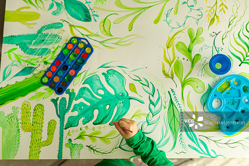 女学生用水彩颜料绘画的俯视图图片素材