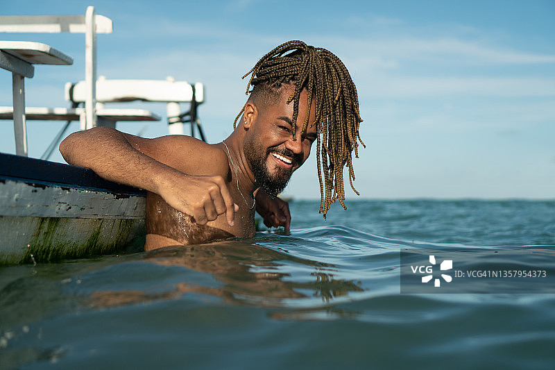 在海里沐浴的非洲裔男子肖像图片素材