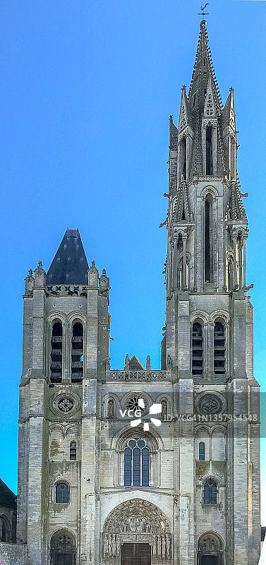 法国桑利斯圣母院大教堂的哥特式外观图片素材