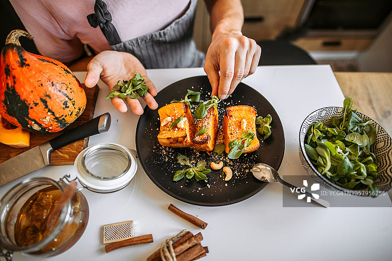 供应美味的烤南瓜，配蜂蜜和坚果图片素材