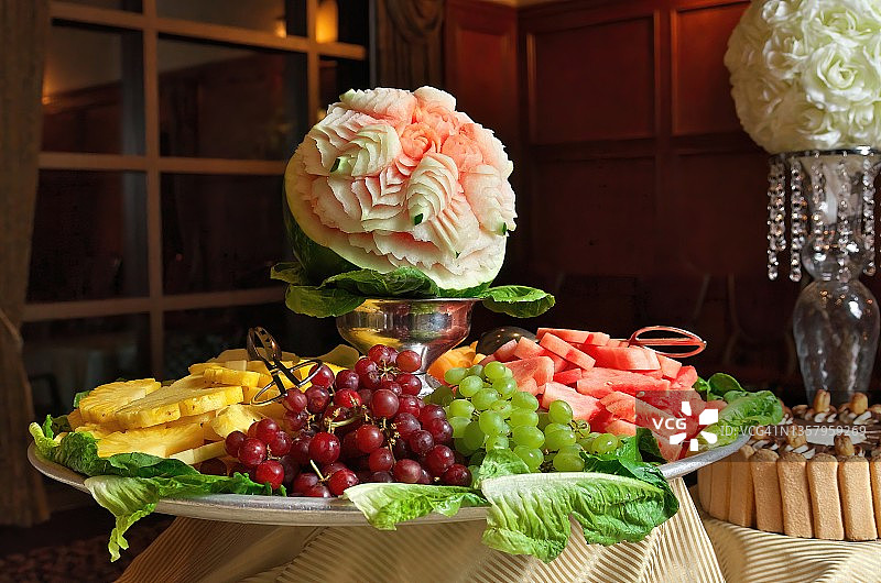 雕花西瓜水果拼盘图片素材