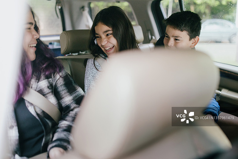 驾车户外探险的家庭图片素材