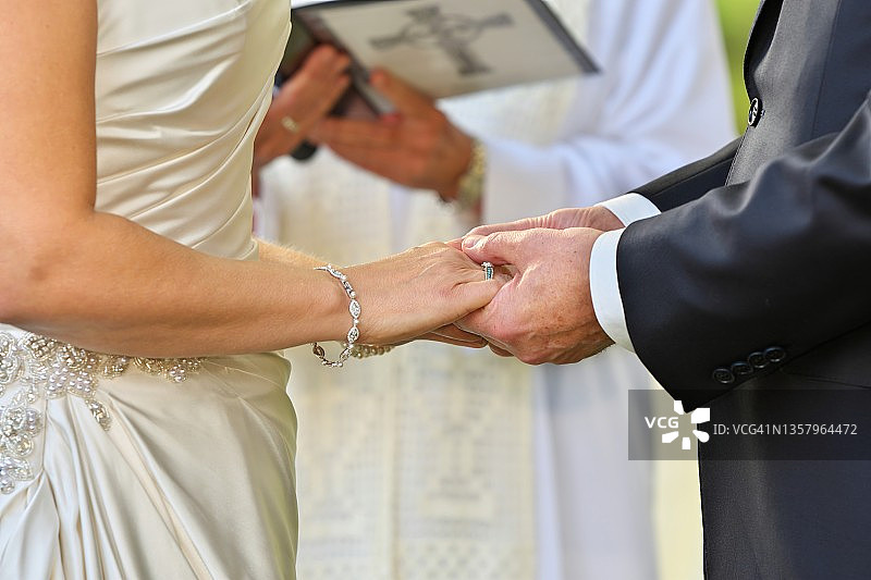 婚礼仪式上新娘和新郎手牵手的特写图片素材