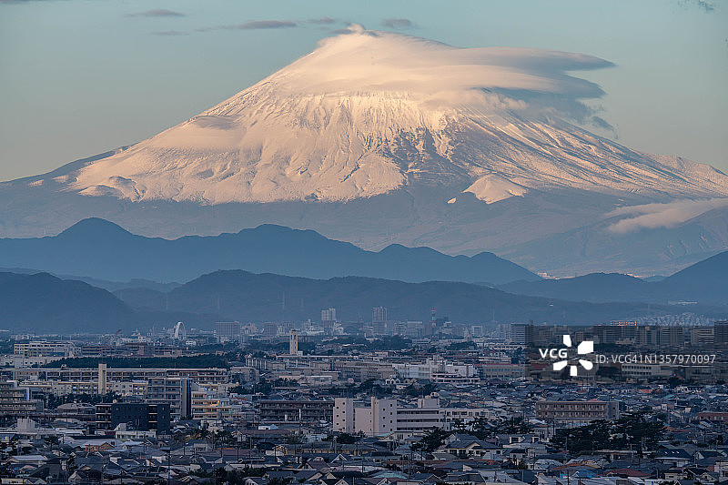 日本神奈川的雪山富士山与居民区图片素材