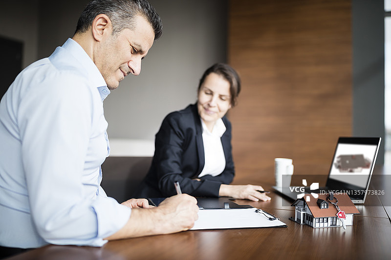 签署购房协议的男人图片素材