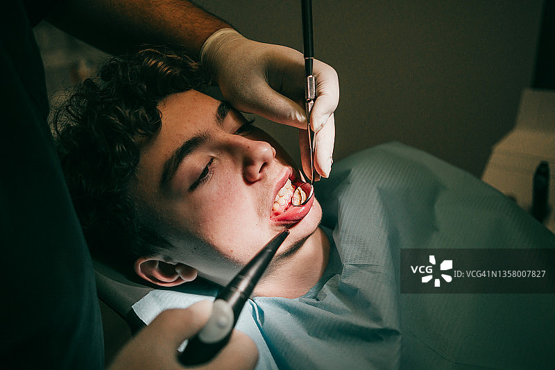 在牙科诊所检查牙齿图片素材