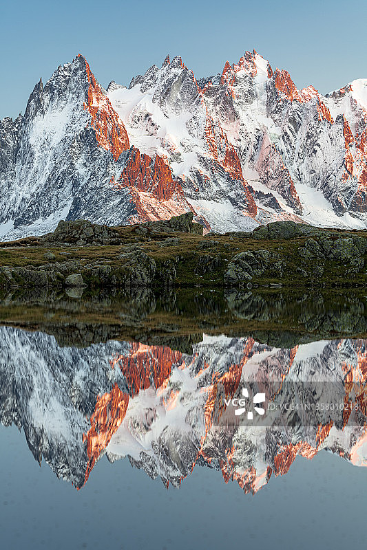 法国勃朗峰山脉日落时分的水面倒影图片素材