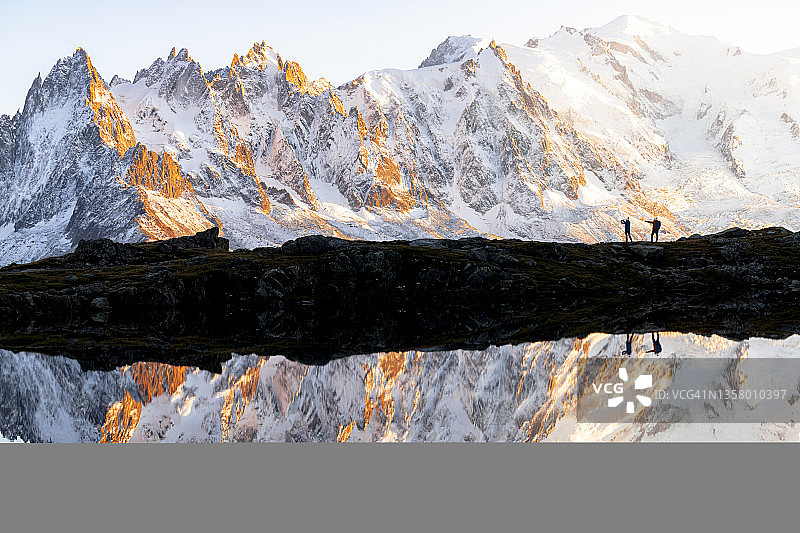 人们拍摄勃朗峰在水中的倒影图片素材
