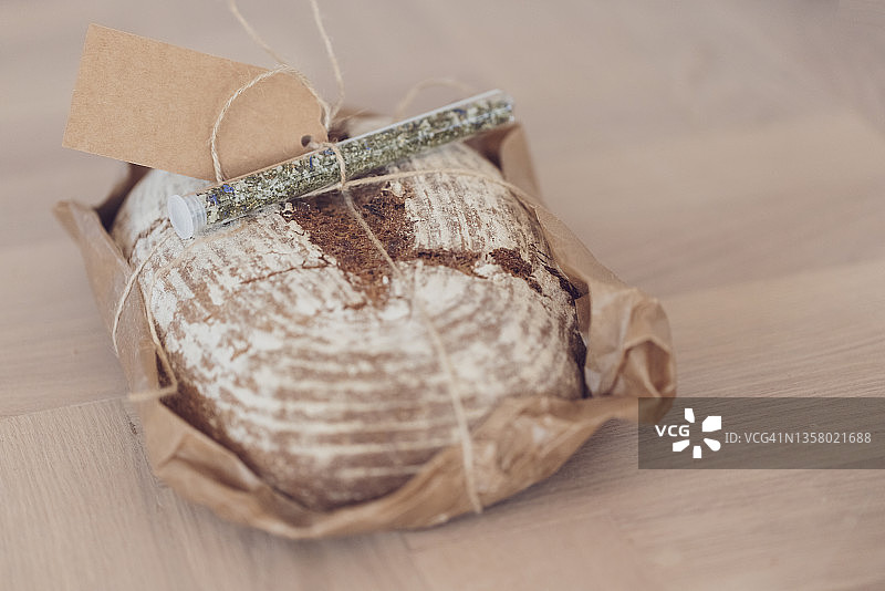 自制面包和香草，包装成礼物图片素材