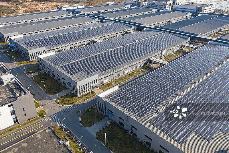 工厂屋顶上的太阳能电池板图片素材