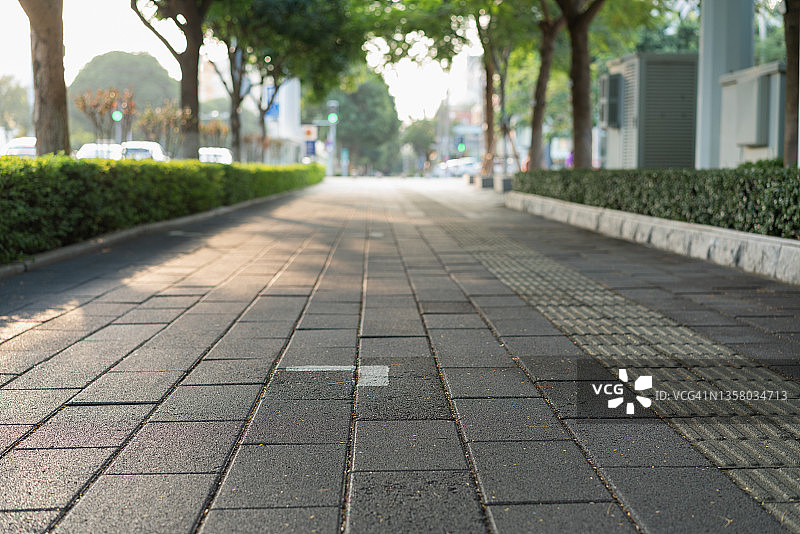 阳光下路边的人行道图片素材