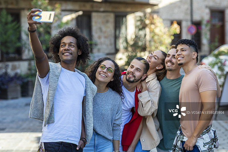 朋友们在户外自拍图片素材