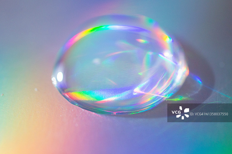 全息纸上的水滴特写图片素材