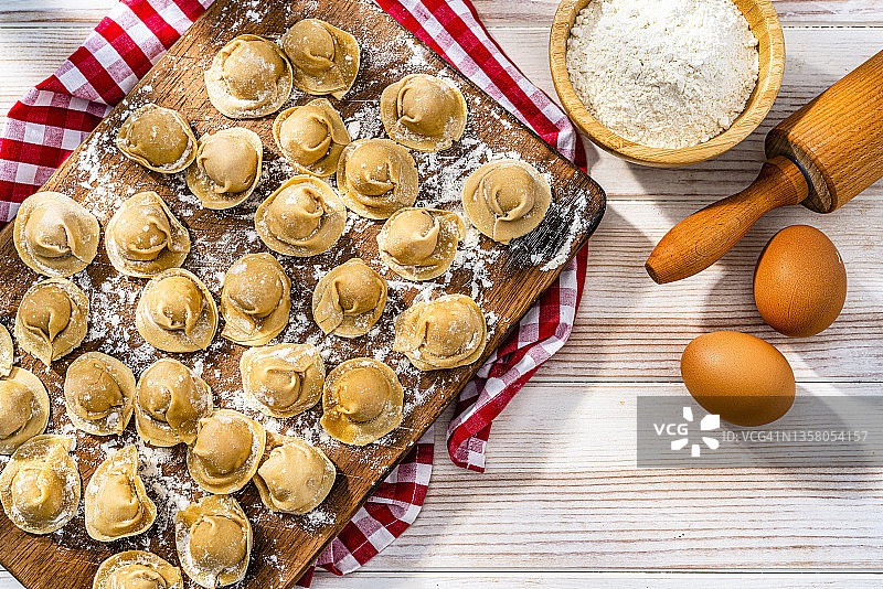 白色桌子上的自制意大利卡佩莱蒂面图片素材