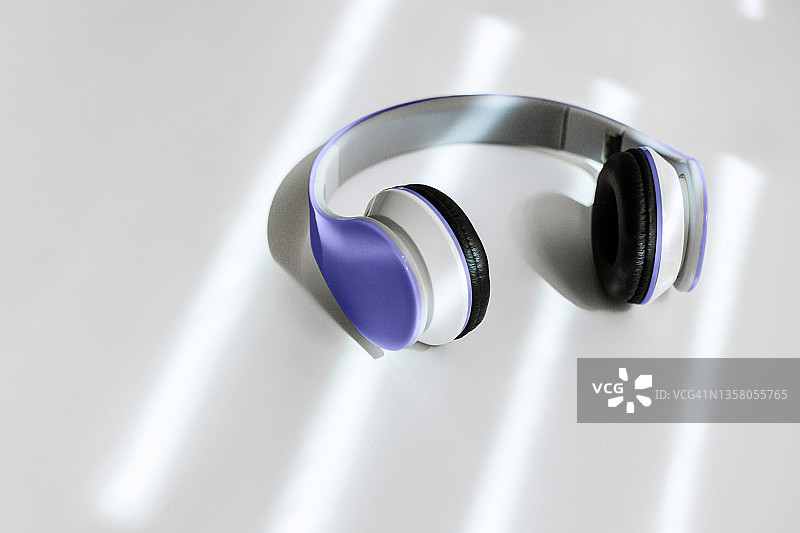 2022年紫红色无线耳机图片素材