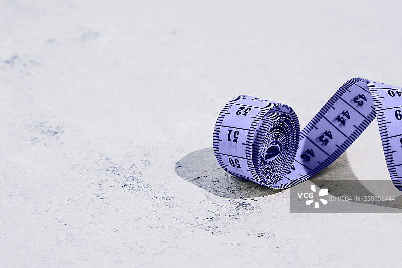 白色背景上的紫色卷尺图片素材