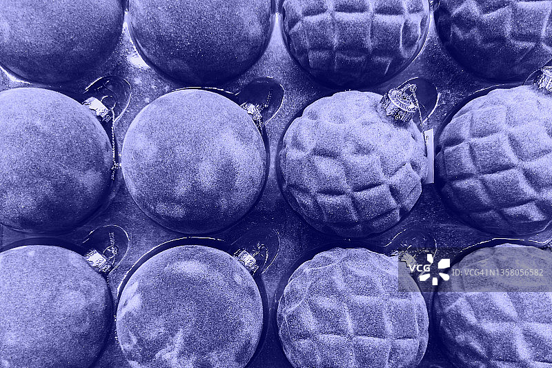 包裹精美的紫红色圣诞球背景图片素材