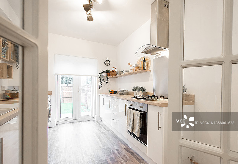 白色配套厨房的房产内景图片素材