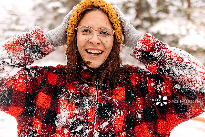 在雪地里享受的年轻漂亮女人图片素材