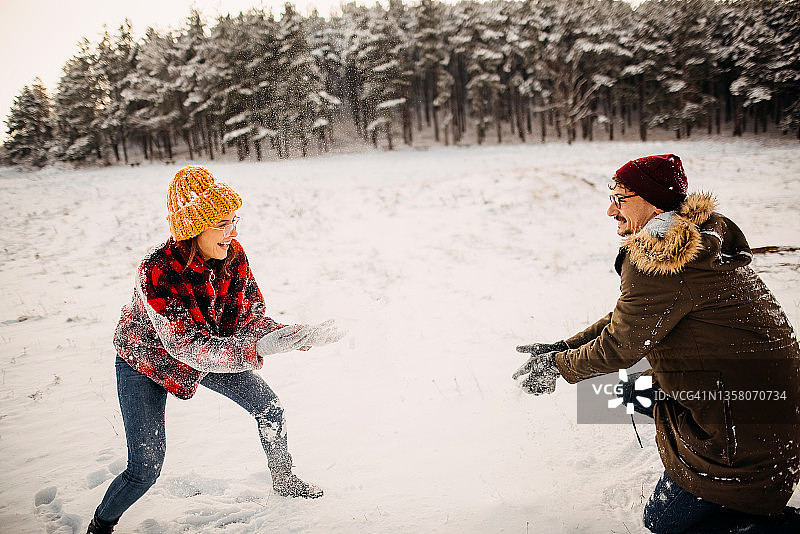冬季乐趣 - 年轻夫妇打雪仗图片素材