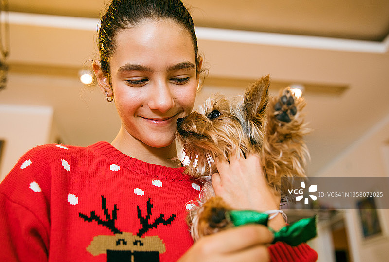 和她的狗狗共度圣诞时光图片素材