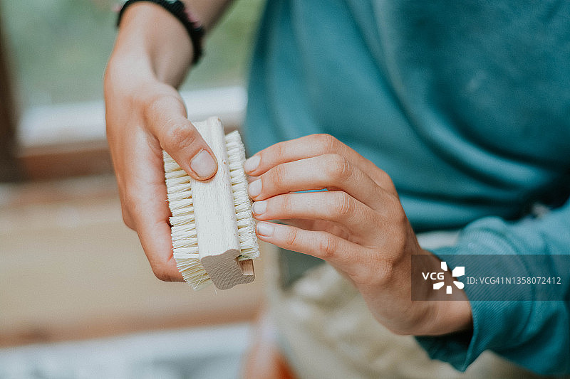 清洁木钉的刷子图片素材