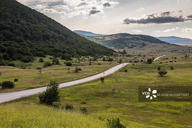 游客在波斯尼亚的偏远道路上行走图片素材