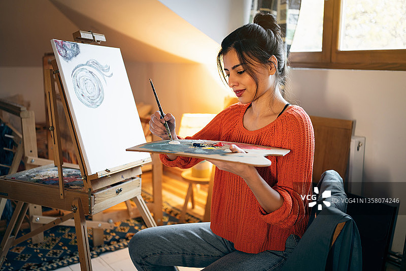 创意女艺术家在调色板上调色图片素材