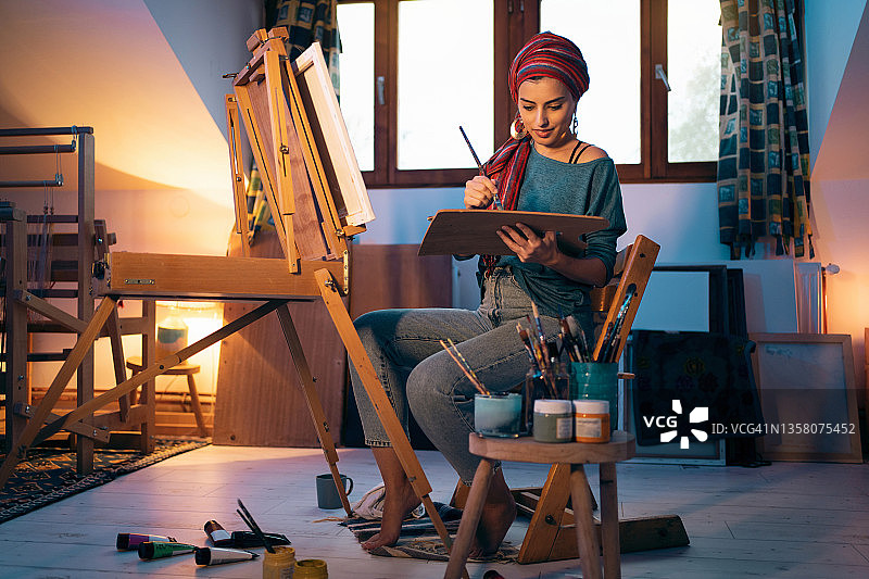 女艺术生在调色板上调颜料图片素材