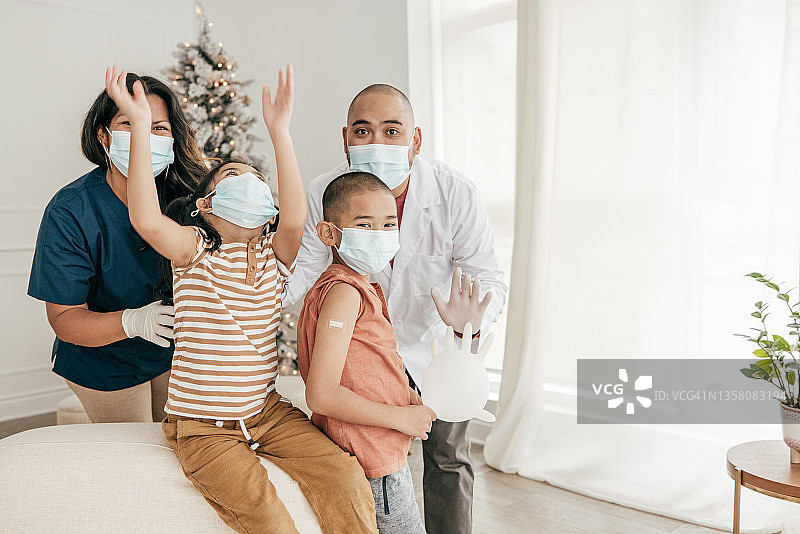 在诊所里和护士在一起的孩子们图片素材