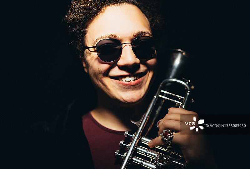 年轻的爵士小号手图片素材