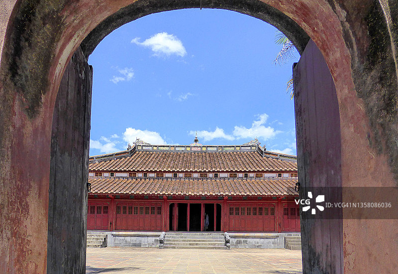 越南顺化明命皇陵的松安寺图片素材