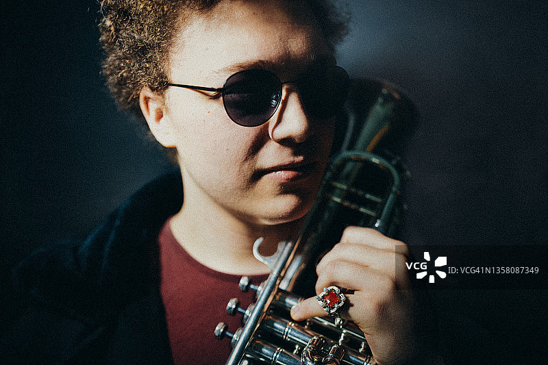 年轻的爵士小号手图片素材
